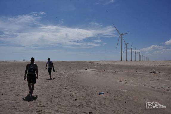 Chegando perto dos moinhos do parque eólico na região de Canoa Quebrada, no litoral do Ceará